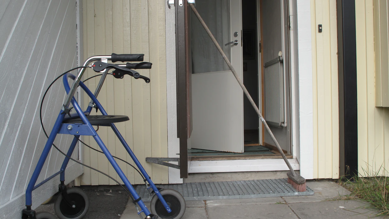 Kodin vaaranpaikat riippuvat paljolti iäkkään fyysisen kunnon tilasta. Ovien kynnykset voivat olla vaarallisia, jos liikkumiseen käytetään apuvälineitä.