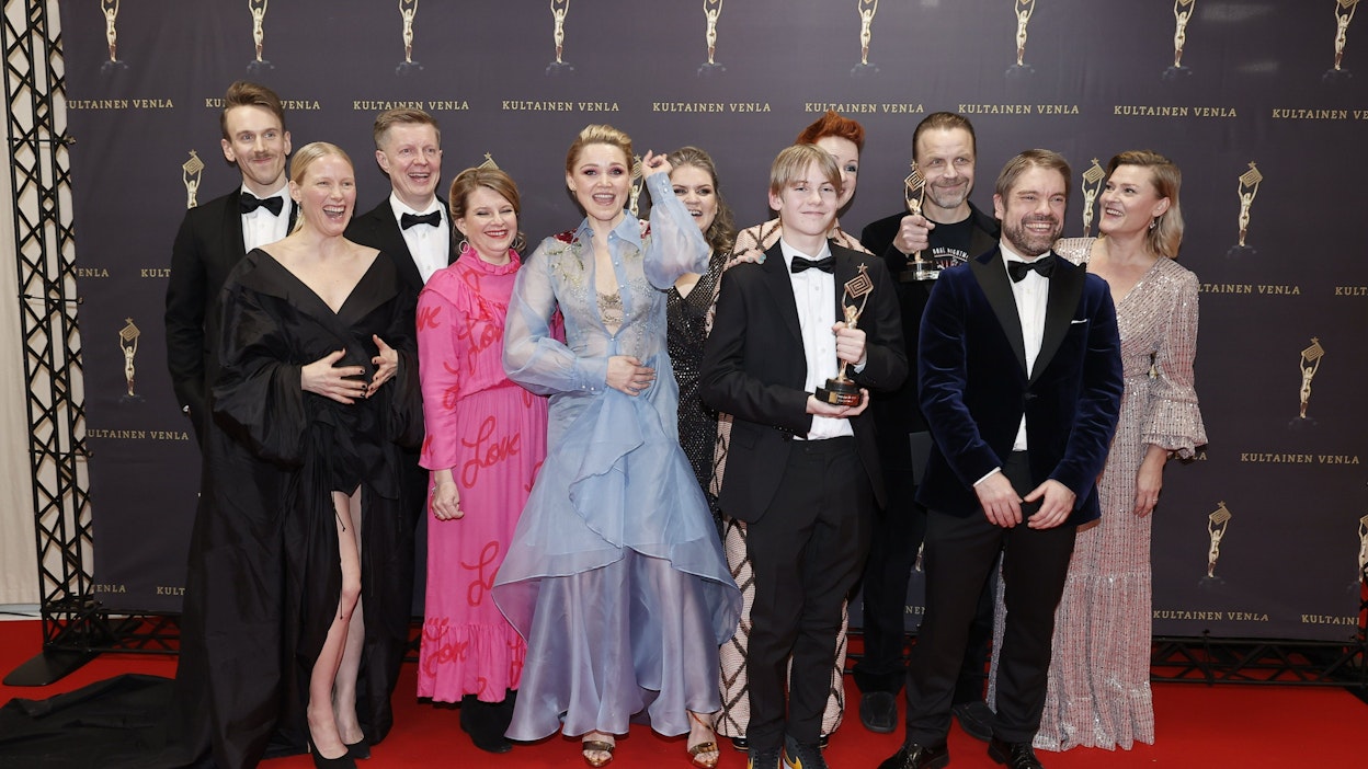 Tv-sarja Munkkivuoren tekijöitä Kultainen Venla -gaalassa. LEHTIKUVA / ANTTI HÄMÄLÄINEN.
