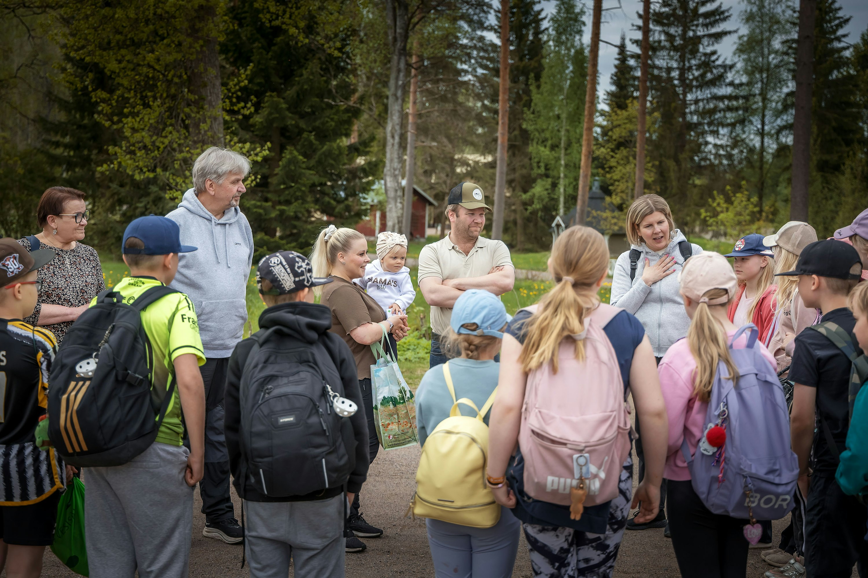 Idean vierailusta keksi luokan kummimummi Sirpa Kinnari (vas.). Mukana luokkaretkellä oli myös hänen miehensä Pekka Kinnari sekä tietysti luokanopettaja Anna Jokilahti (oik.). Tilaa esittelivät Janna Hietapakka ja Anssi Leino (keskellä) sekä heidän 1,5-vuotias tyttärensä Alina.