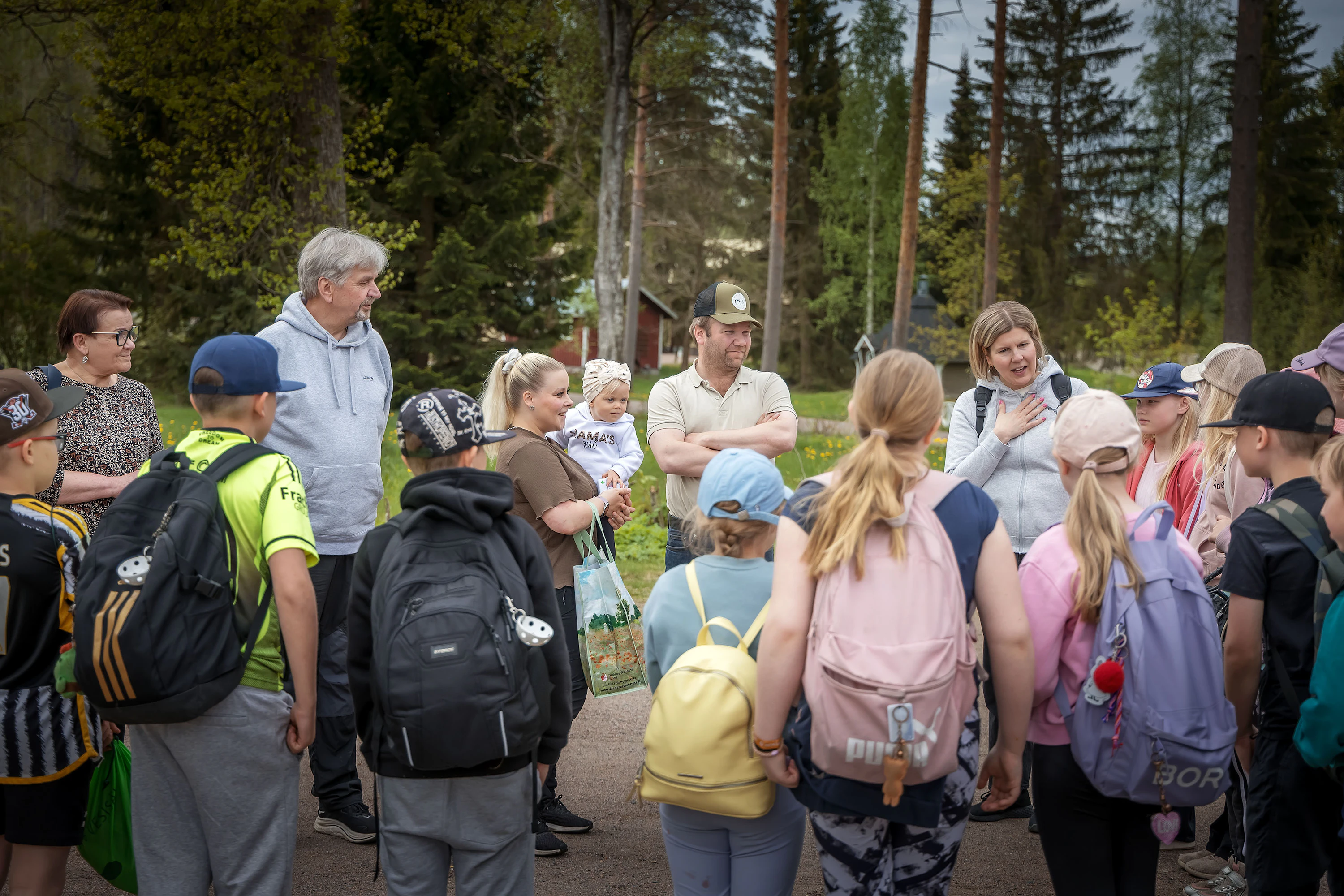 Idean vierailusta keksi luokan kummimummi Sirpa Kinnari (vas.). Mukana luokkaretkellä oli myös hänen miehensä Pekka Kinnari sekä tietysti luokanopettaja Anna Jokilahti (oik.). Tilaa esittelivät Janna Hietapakka ja Anssi Leino (keskellä) sekä heidän 1,5-vuotias tyttärensä Alina.