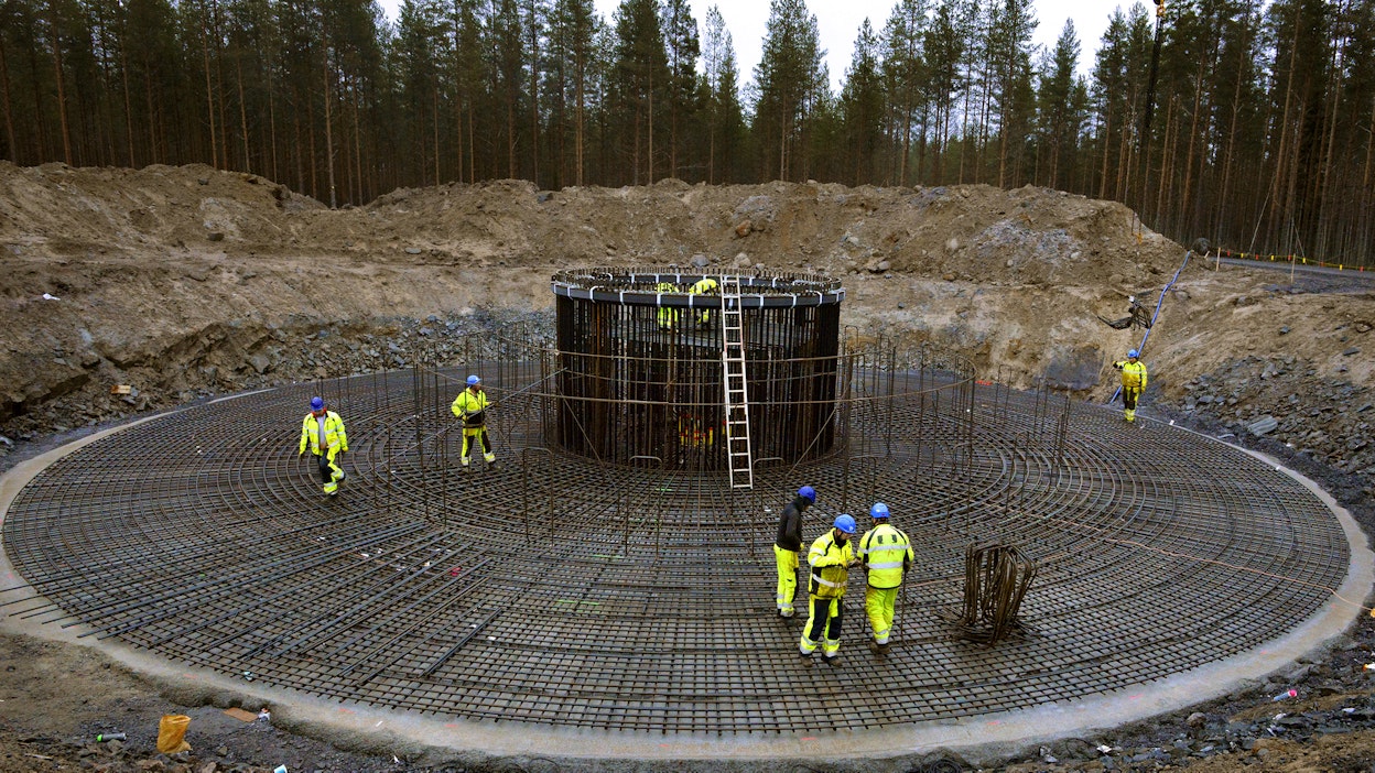 Tuulivoimalan jalustaa asennetaan. Kuvituskuva.