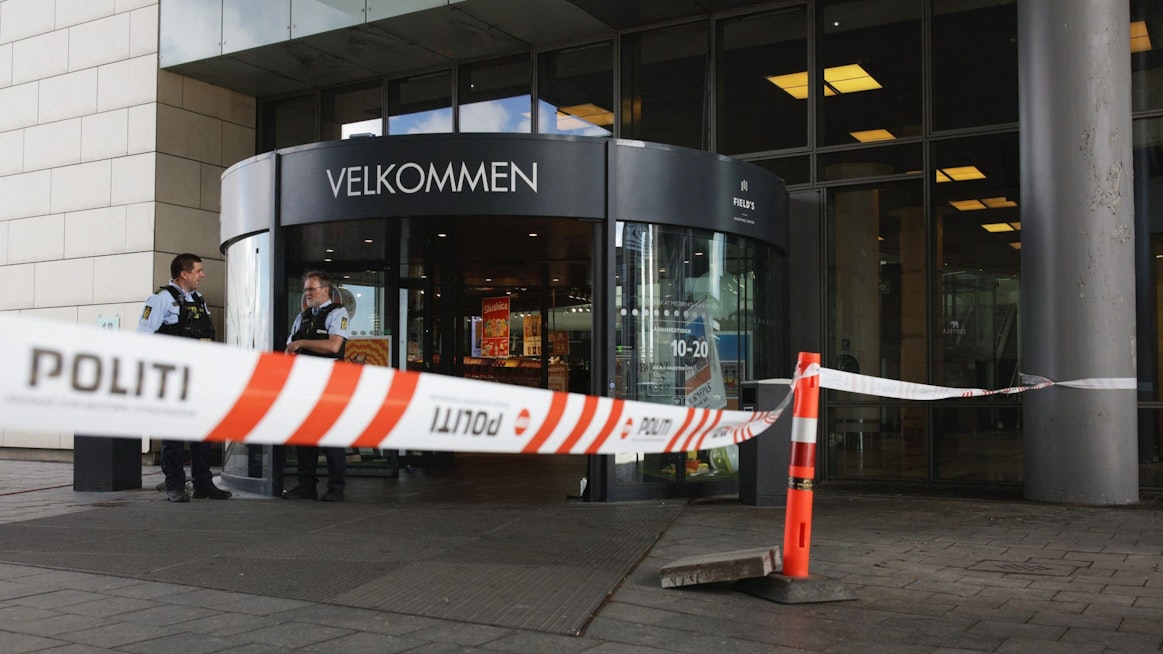 Tanskassa 22-vuotiasta miestä epäillään kolmesta murhasta ja neljästä murhan yrityksestä Kööpenhaminan eilisessä ostoskeskusampumisessa. 