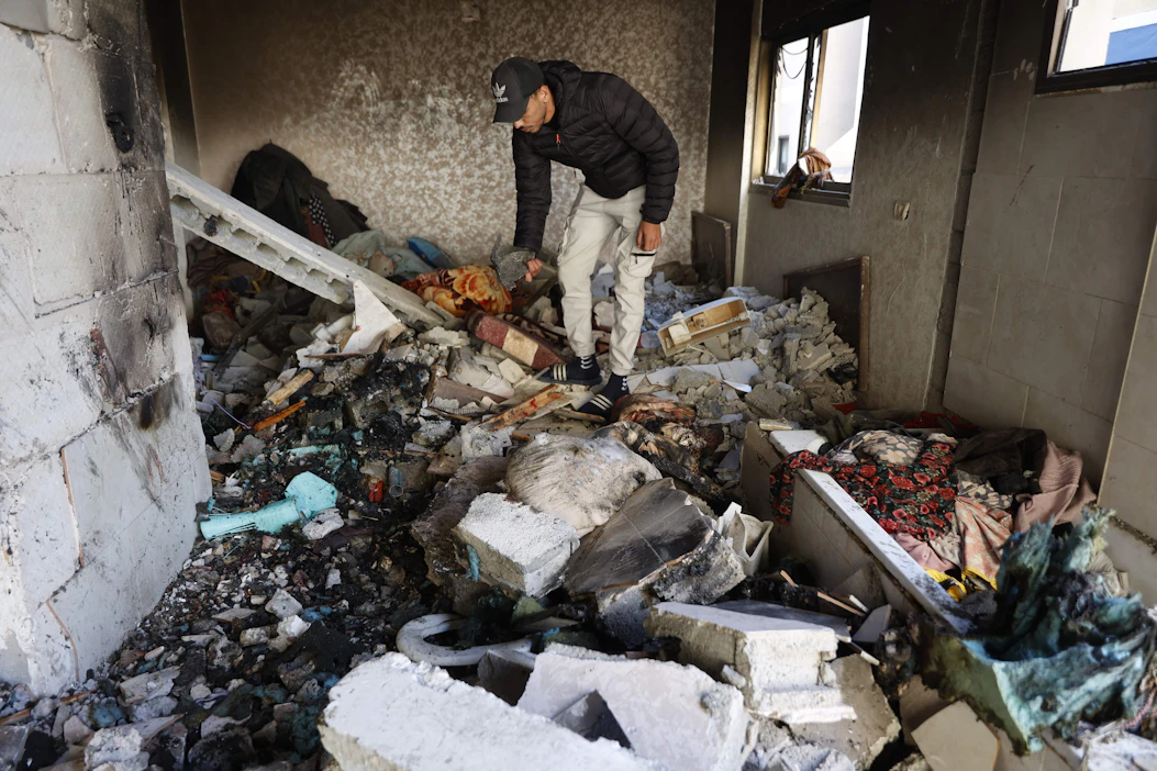 Gazan terveysministeriön mukaan Israeli teki lauantaina ilmaiskuja Gazaan. Palestiinalaismies tarkasteli tuhon jälkiä rakennuksessa Gazan kaupungissa. LEHTIKUVA/AFP.