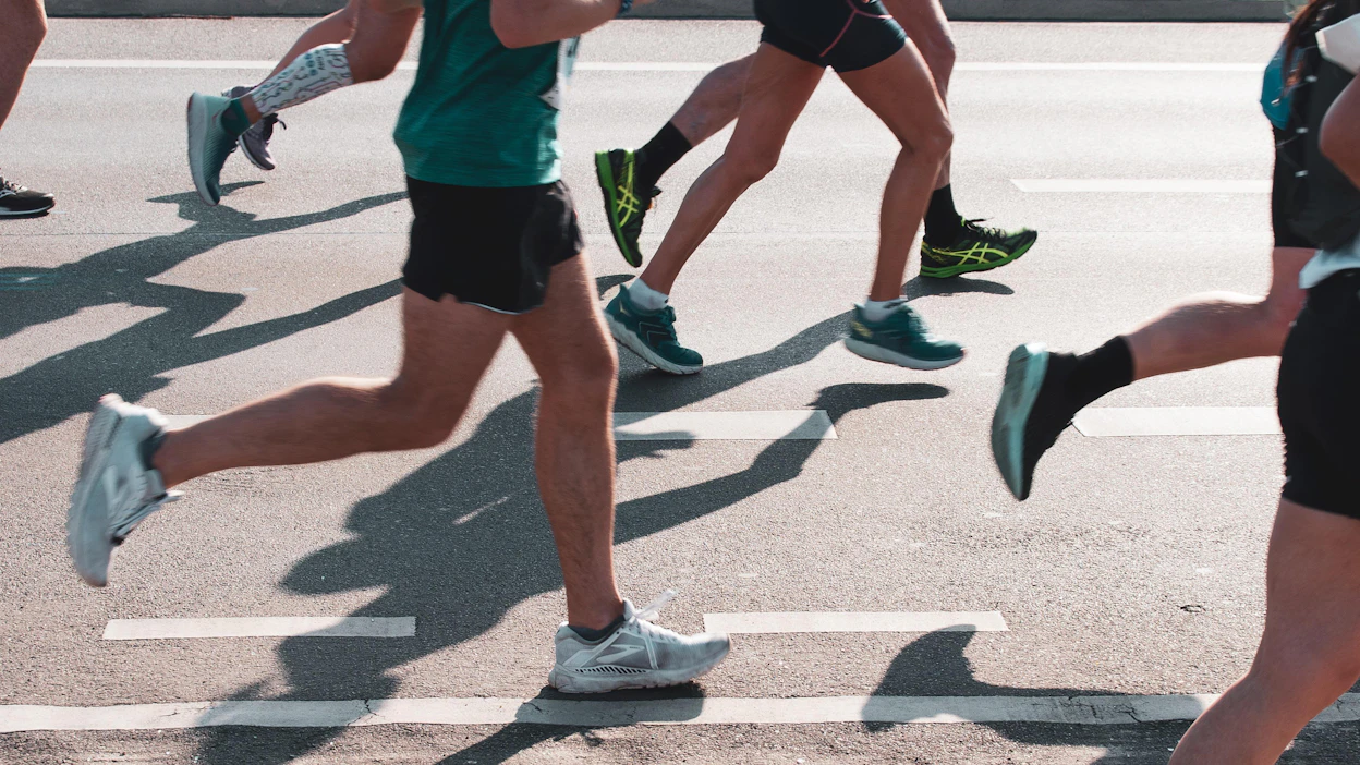 Vaalikauden mittaisella maratonilla on alkanut viimeinen armoton peninkulma. Maitohappo polttaa kintereissä.