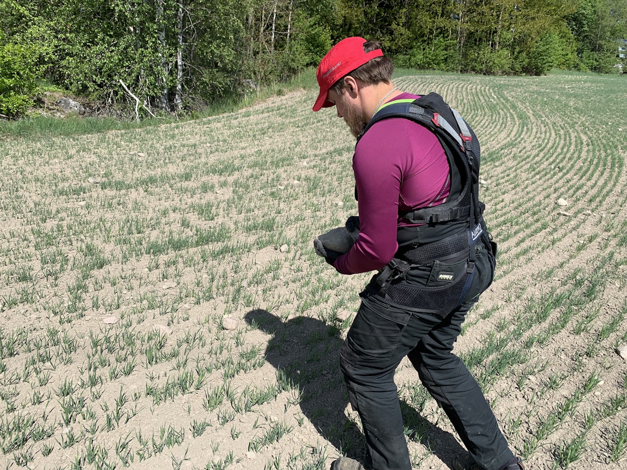 Eksoskeleton-tukirangan käyttöä peltotöissä.