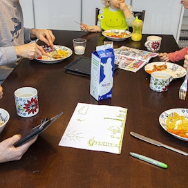 Voit jakaa perheesi ruokapöytäkeskustelujen aiheita tai keskustelun avanneita kysymyksiä hashtagilla #ruokapöytäkeskustelut.