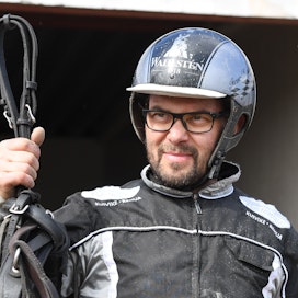 Menestysvalmentaja Jarno Kauhanen pakkasi lauantaina hevoset ja varusteet autoon eikä jäänyt odottelemaan radan kunnostamista.