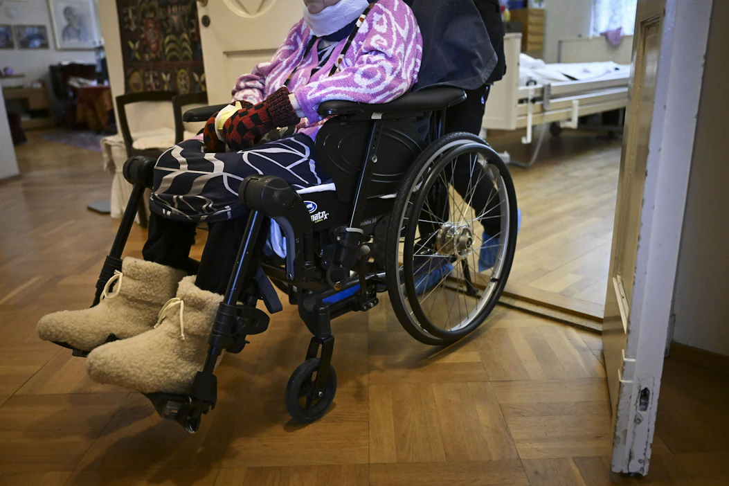 Riittämätön kotihoito kuormittaa merkittävästi iäkkäiden läheisiä. LEHTIKUVA / Emmi Korhonen.