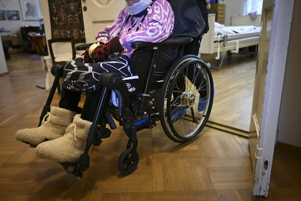 Riittämätön kotihoito kuormittaa merkittävästi iäkkäiden läheisiä. LEHTIKUVA / Emmi Korhonen.
