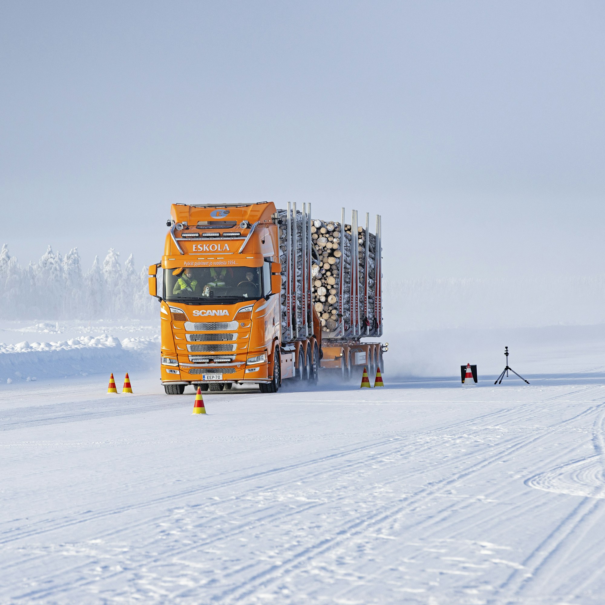 76-tonninen puutavarayhdistelmä pysyy vakaana, mutta jarrutusmatka venyy yli sataan metriin, kun nopeutta on jarrutuksen alkaessa 50 kilometriä tunnissa.