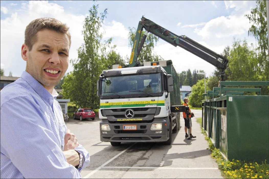 Tatu Savolaisen mukaan kaupan piha on hyvä paikka paperinkeräyspisteelle. Jotta keräys kannattaa, säiliön olisi täytyttävä kahdessa kuukaudessa. Markku Vuorikari
