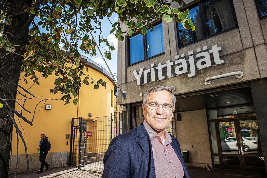 ”Työpaikoilla halutaan laajalti työpaikkasopimista. Hallituksen pitää edistää asiaa, jotta yrityksemme voivat menestyä paremmin ja työllistää enemmän”, Mikael Pentikäinen sanoo.