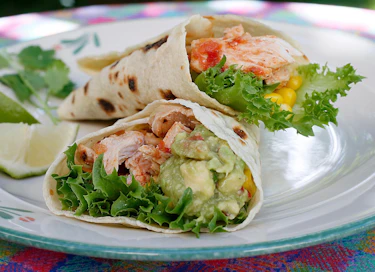Texmex löi suomalaisten tietoisuuteen 1990-luvulla. Broileriburritot syntyvät kotonakin, kun valmisteluun varaa aikaa.