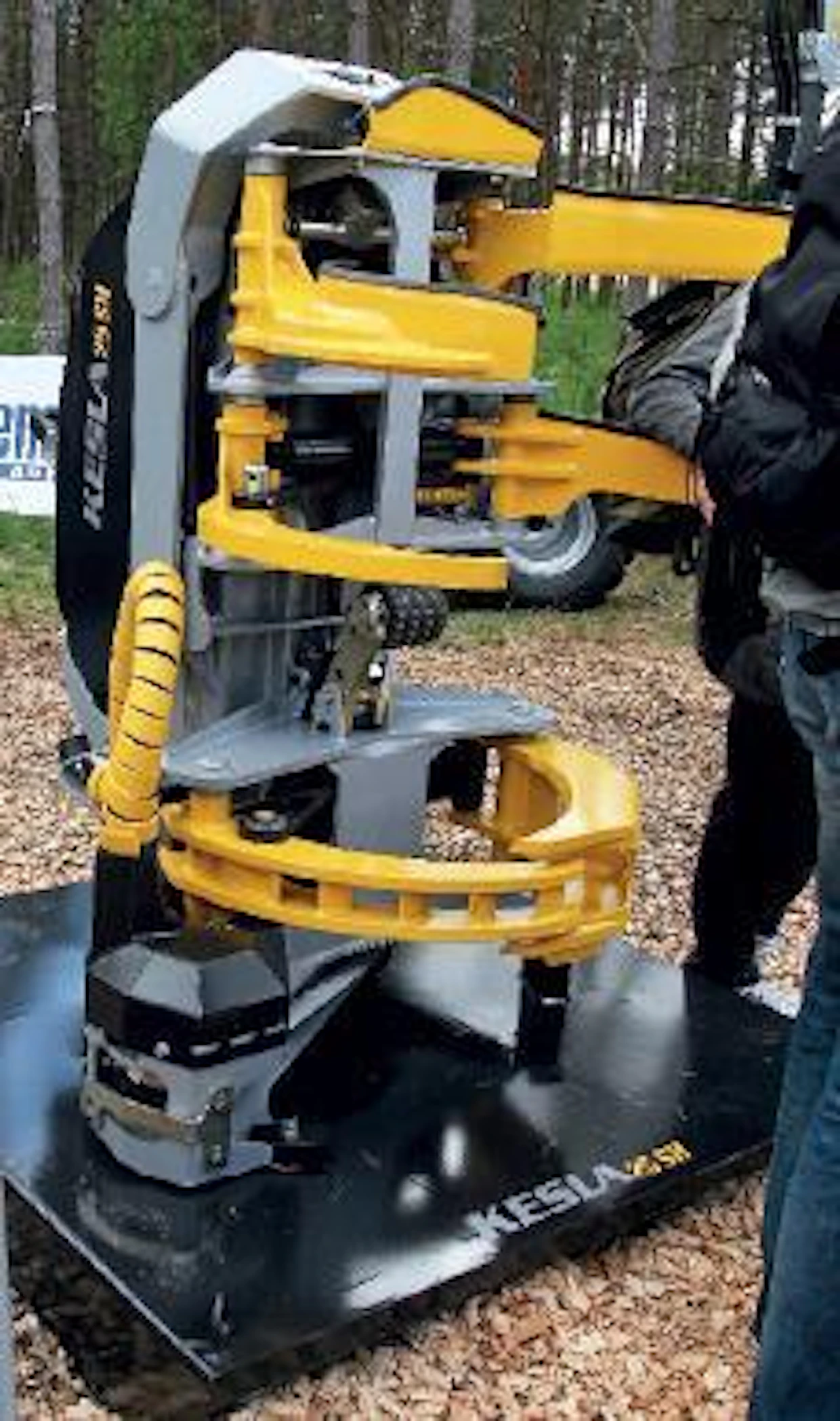 Sykeharvesterit mielletään yleensä pienten puitten hakkuukouriksi. Keslan 25SH pystyy katkaisemaan 67 senttisen puun. Syöttövoimaa (65 kN) on 2–3 kertaisesti rullasyöttöisiin verrattuna. Tärkeimmät markkina-alueet ovat Pohjois-Amerikka ja Japani, joissa puut ovat isoja ja oksat hankalia. Sykeharvesteri on vastaavan kokoista rullasyöttöistä selvästi halvempi. Mittalaite on Motomit. (JV)