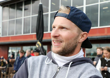 Janne Korpi on laittanut lumilaudan hyllylle, mutta urheileminen jatkuu. Elitloppet-risteilyn järjestämisen lisäksi mies vastaa Korven tallin Ruotsin "konttorin" hoidosta. Perjantain ravit Örebrossa alkoivat Jannen ja No Limit Royaltyn voitolla.