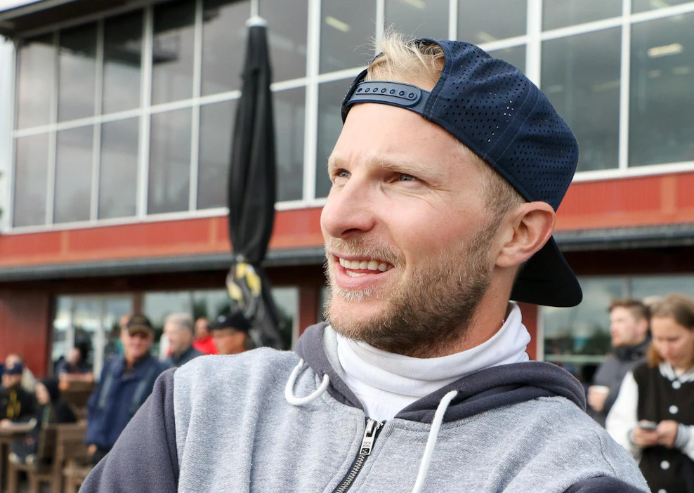 Janne Korpi on laittanut lumilaudan hyllylle, mutta urheileminen jatkuu. Elitloppet-risteilyn järjestämisen lisäksi mies vastaa Korven tallin Ruotsin "konttorin" hoidosta. Perjantain ravit Örebrossa alkoivat Jannen ja No Limit Royaltyn voitolla.