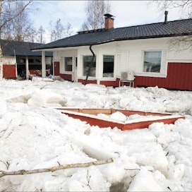 Omakotitalon piha oli eilen sunnuntaina täynnä jäätä Pyhäjoen keskustassa. esko keski-vähälä