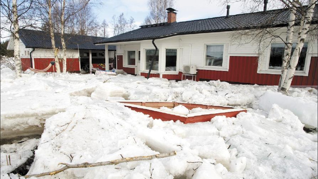 Omakotitalon piha oli eilen sunnuntaina täynnä jäätä Pyhäjoen keskustassa. esko keski-vähälä