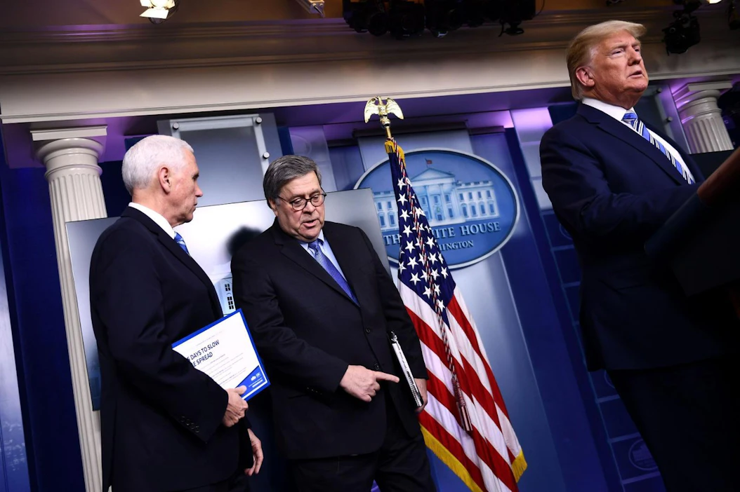 Varapresidentti Mike Pence (vas.), oikeusministeri William Barr ja presidentti Donald Trump valmistautuivat päivittäiseen tiedotustilaisuuteen Valkoisessa talossa.