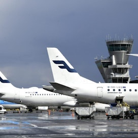 Finnair on joutunut koronavirusepidemian vuoksi perumaan useita lentojaan.  LEHTIKUVA / MARTTI KAINULAINEN