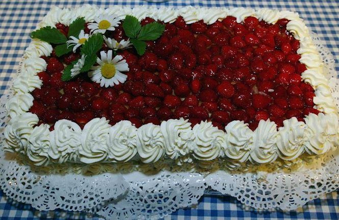 Mansikkakakku on kesän kruunaamaton kuningatar.