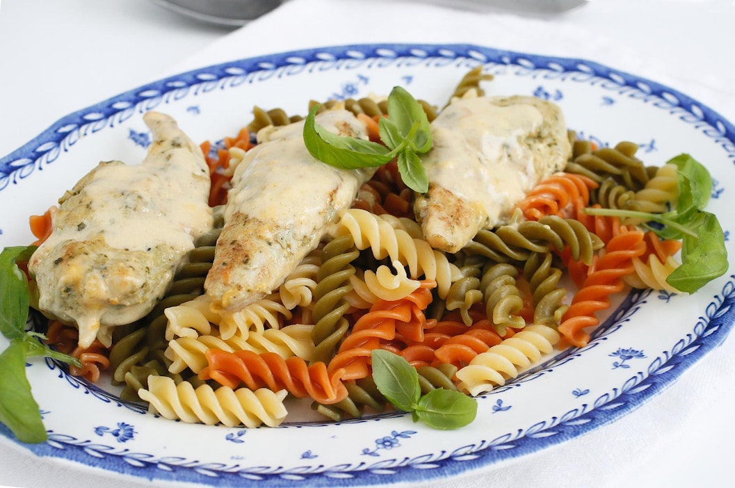 Värikäs kierrepasta broilerileikkeiden kanssa valmistuu vartissa.