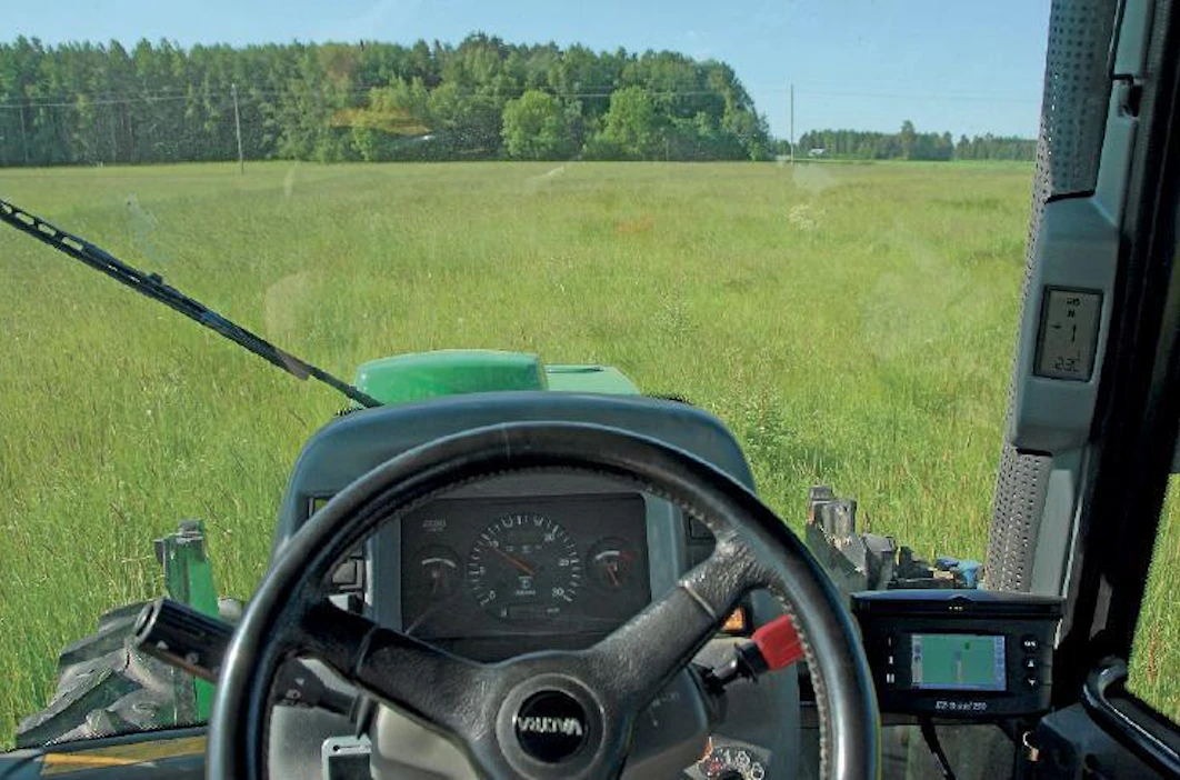 Ez-Guiden näyttö näkyy varsin hyvin kirkkaallakin ilmalla, mutta suoraa auringonpaistetta sekään ei kunnolla siedä. Kuvan mukaisessa sijoituksessa nappeihin joutuu kurkottelemaan liian paljon, joten opastimelle pitäisi rakentaa teline, joka toisi laitteen lähemmäs.