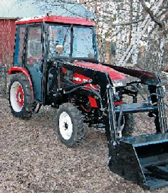 Jinma 254 on hytin kanssa ihan oikean traktorin näköinen. Ison hytin takia etukuormain on jouduttu sijoittamaan reilusti eteenpäin.