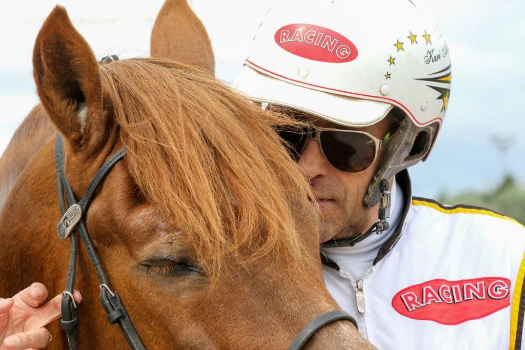 Kari Ahokkaan kuolemasta uutisoitiin viime viikolla. Kuvassa hän on vuonna 2017 Vieskerin kanssa.