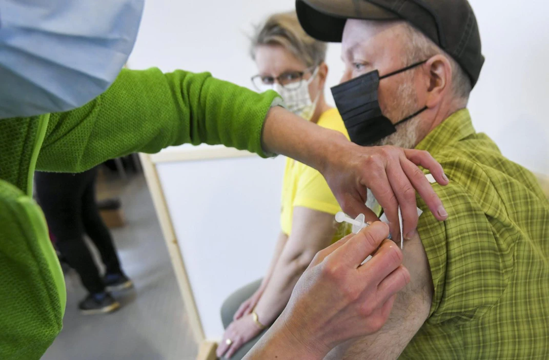 Rokoteannosten väliaika on Suomessa 12 viikkoa, ja ajanvaraus tehosteen ottamiseen tehdään jo ensimmäistä annosta haettaessa. LEHTIKUVA / MARKKU ULANDER