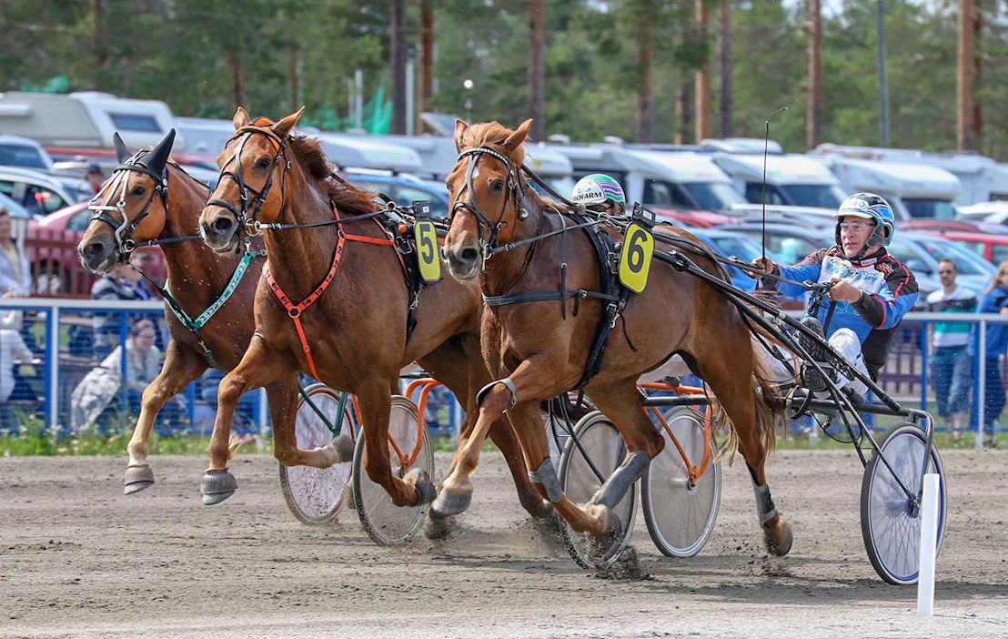 Nopean Aiheen Juhannuksen uran voitot ovat Veli Nurmisen käsialaa. Tässä tamma pitää haastajansa kurissa Kaustisella.