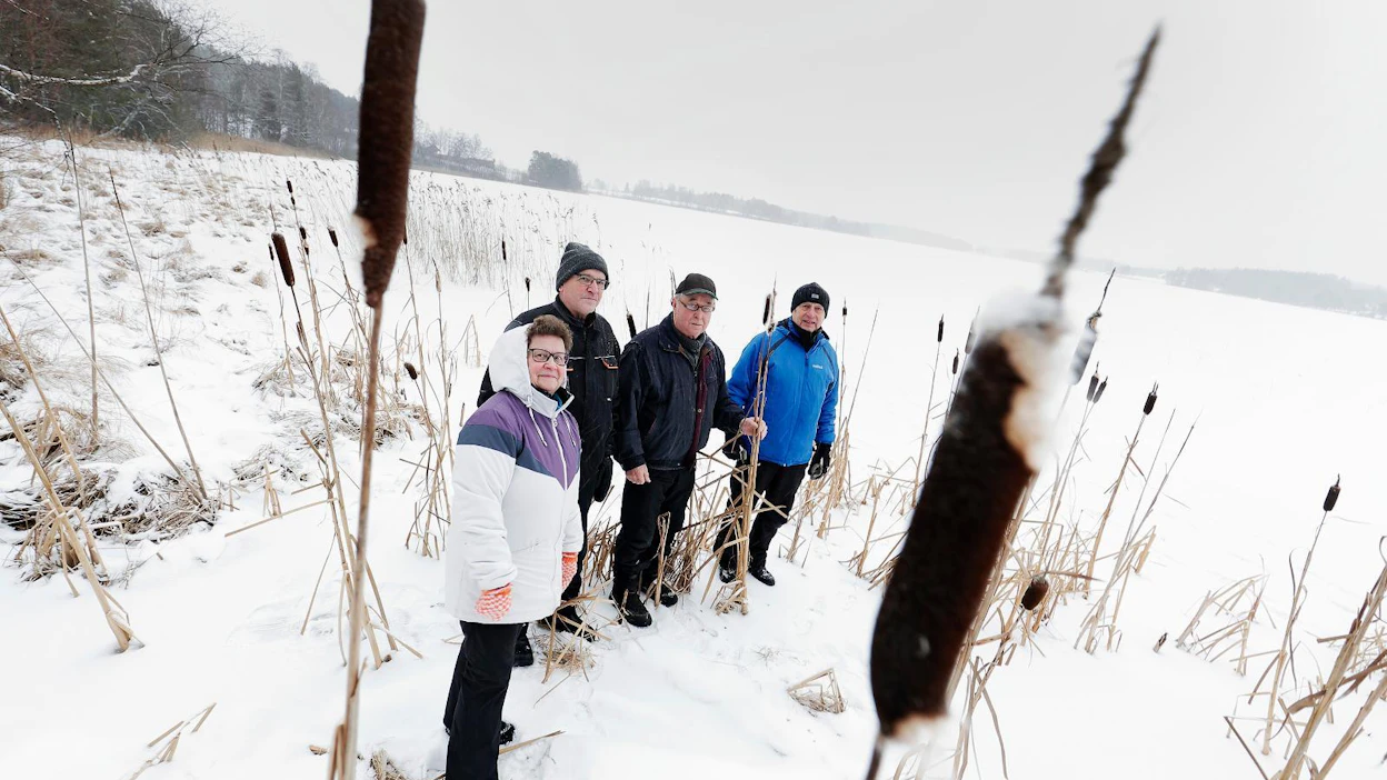 Kyläaktiivit Tuula Paananen, Timo Paananen, Arvo Huuskonen ja Taisto Jauhiainen pitävät sitkeää talkoohenkeä Viitasaaren pohjoislaidan kylien vahvuutena. Kyläseuran seuraava ponnistus on viedä läpi hanke, jolla parannetaan rehevöitymään päässeen Pasalanjärven veden laatua.