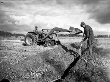 Maanviljelijöiden historia on suurelta osin vaipunut unhoon. Tämänkin Maaseudun Tulevaisuuden arkistokuvan tiedoissa kerotaan vain, että kyseesssä on salojitus Vihtijärvellä 15.9.1959. Miesten nimiä ei tiedetä. Erkki Voutilainen