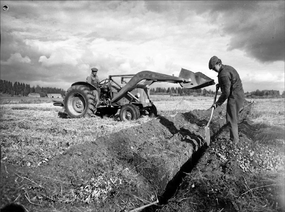 Maanviljelijöiden historia on suurelta osin vaipunut unhoon. Tämänkin Maaseudun Tulevaisuuden arkistokuvan tiedoissa kerotaan vain, että kyseesssä on salojitus Vihtijärvellä 15.9.1959. Miesten nimiä ei tiedetä. Erkki Voutilainen