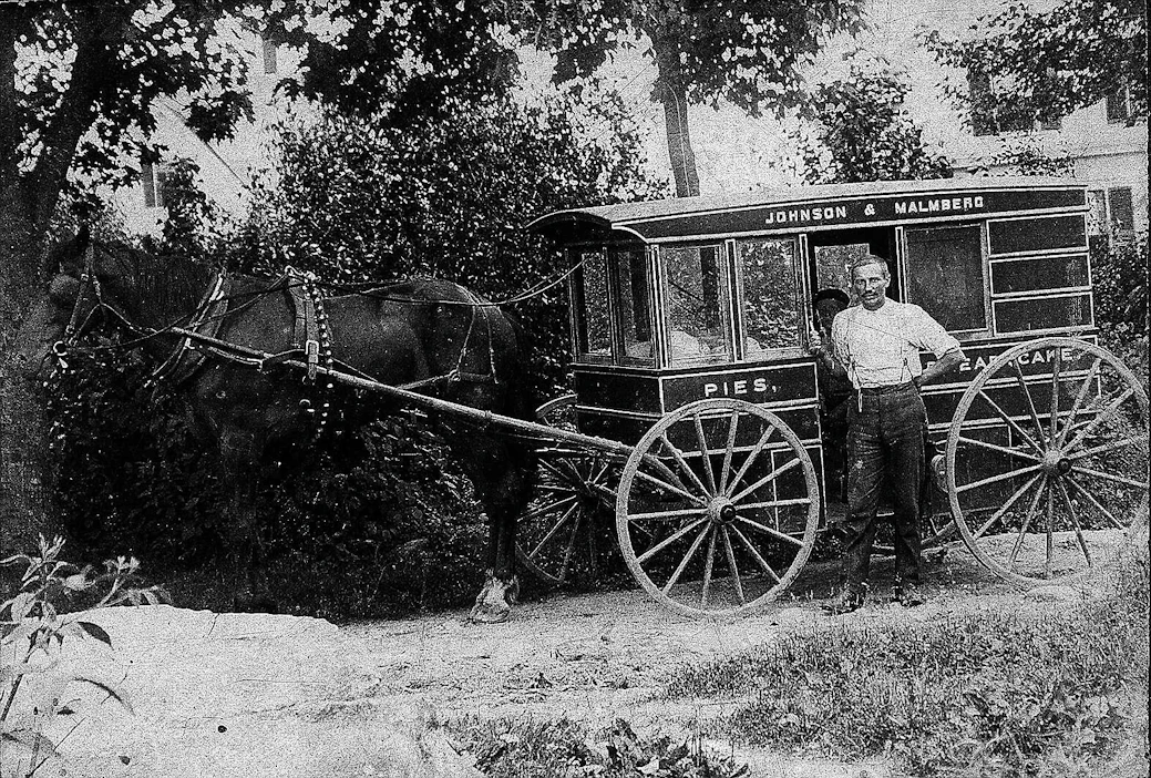 Nuorena leipurina Kalle Malmberg matkusti Amerikkaan ja jatkoi leipomotoimintaa siellä. Hän palasi Maalahteen vuonna 1906.