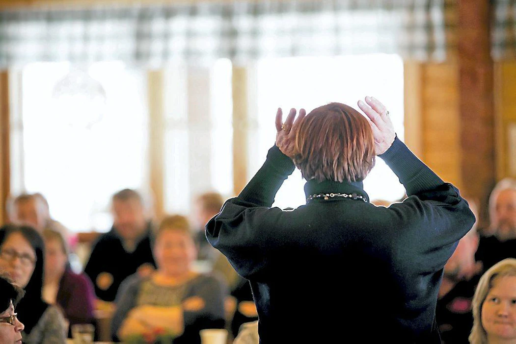 Psykologi Pirkko Lahti luennoimassa oman mielen hallinnasta Maaseutuyrittäjän hyvinvointipäivällä. 28.2.2012 Oulainen. Kuva Pekka Fali.