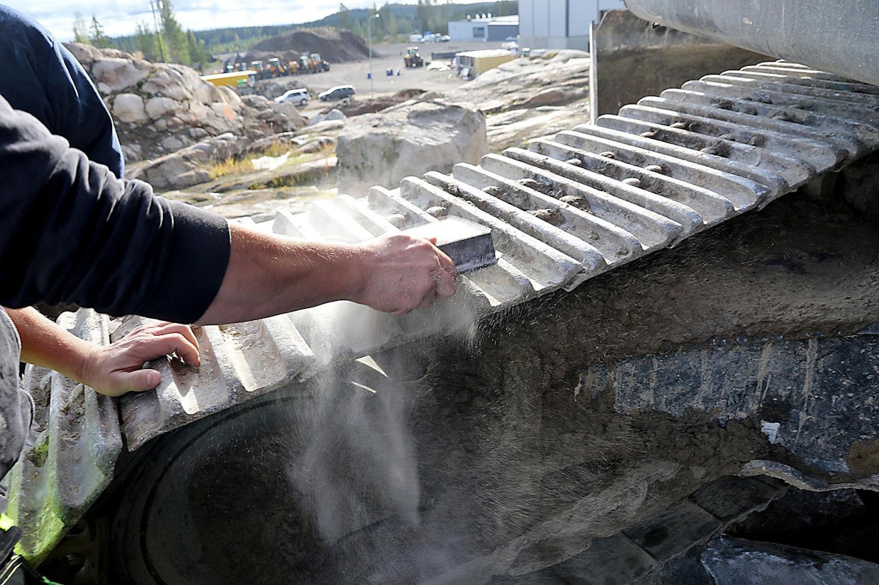 Ohjaamon raitisilmasuodatinta täytyy putsata aika ajoin ravistelemalla. Suurin osa hyttiin päätyvästä liasta kulkeutuu kuitenkin sisälle kengissä.