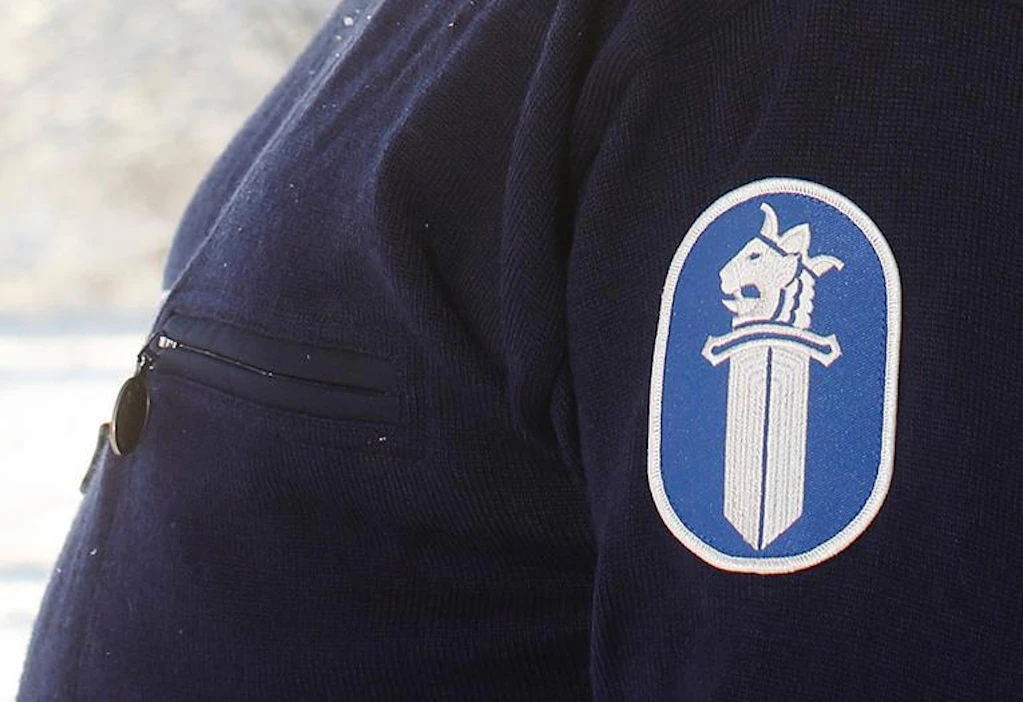 Poliisi oli saanut ilmoituksen, jonka mukaan sininen henkilöauto oli yrittänyt kiilata toista henkilöautoa Prisman parkkipaikalla