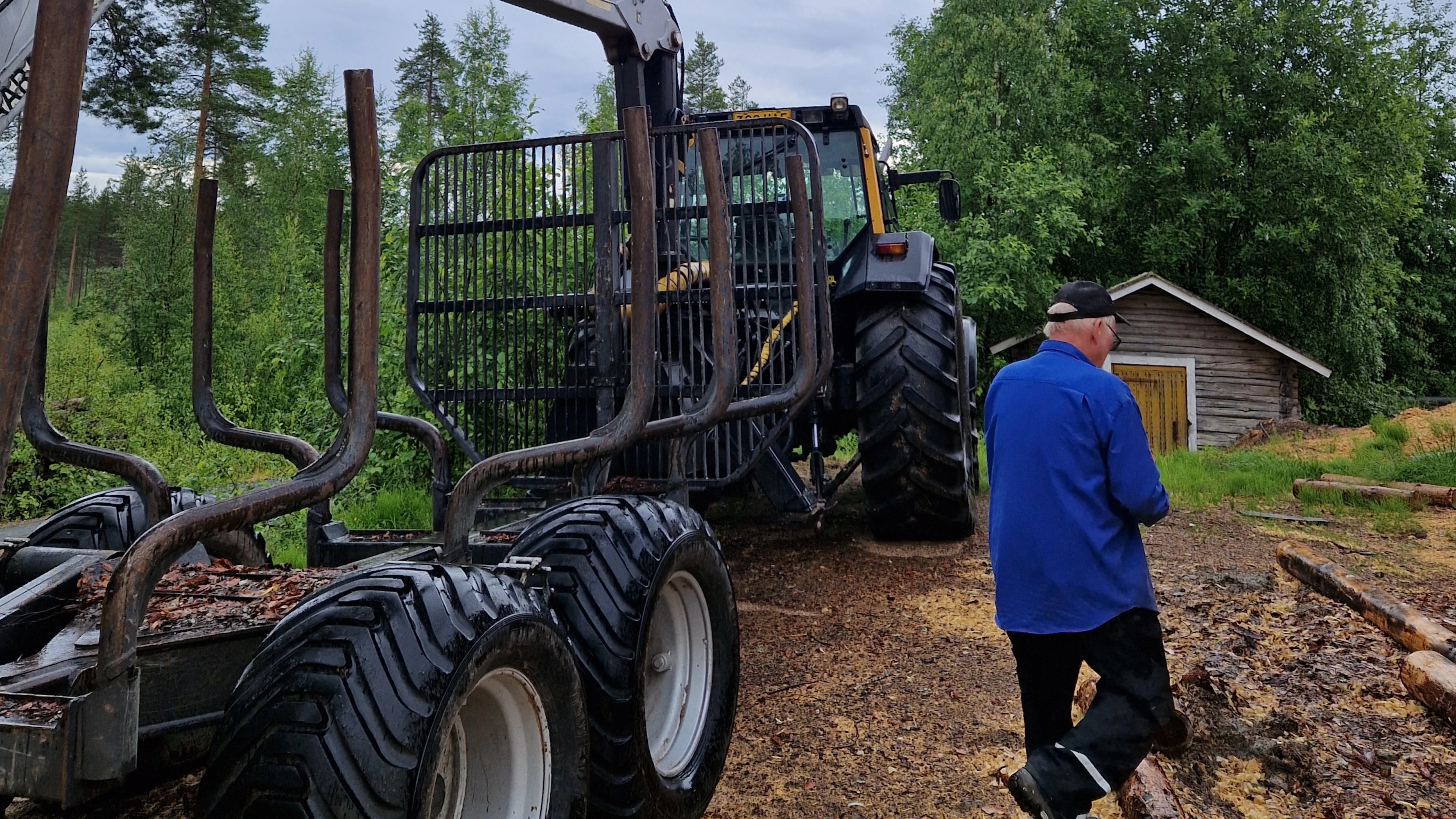 Metsätraktorilla Kemppainen siirtää puita. Kemppainen ei malttanut olla tekemättä mitään sydämen pysähdyksen jälkeen. Hän toisaalta uskoo, että ei olisi toipunut yhtä hyvin, jos hän olisi jäänyt pirttiin istuskelemaan.