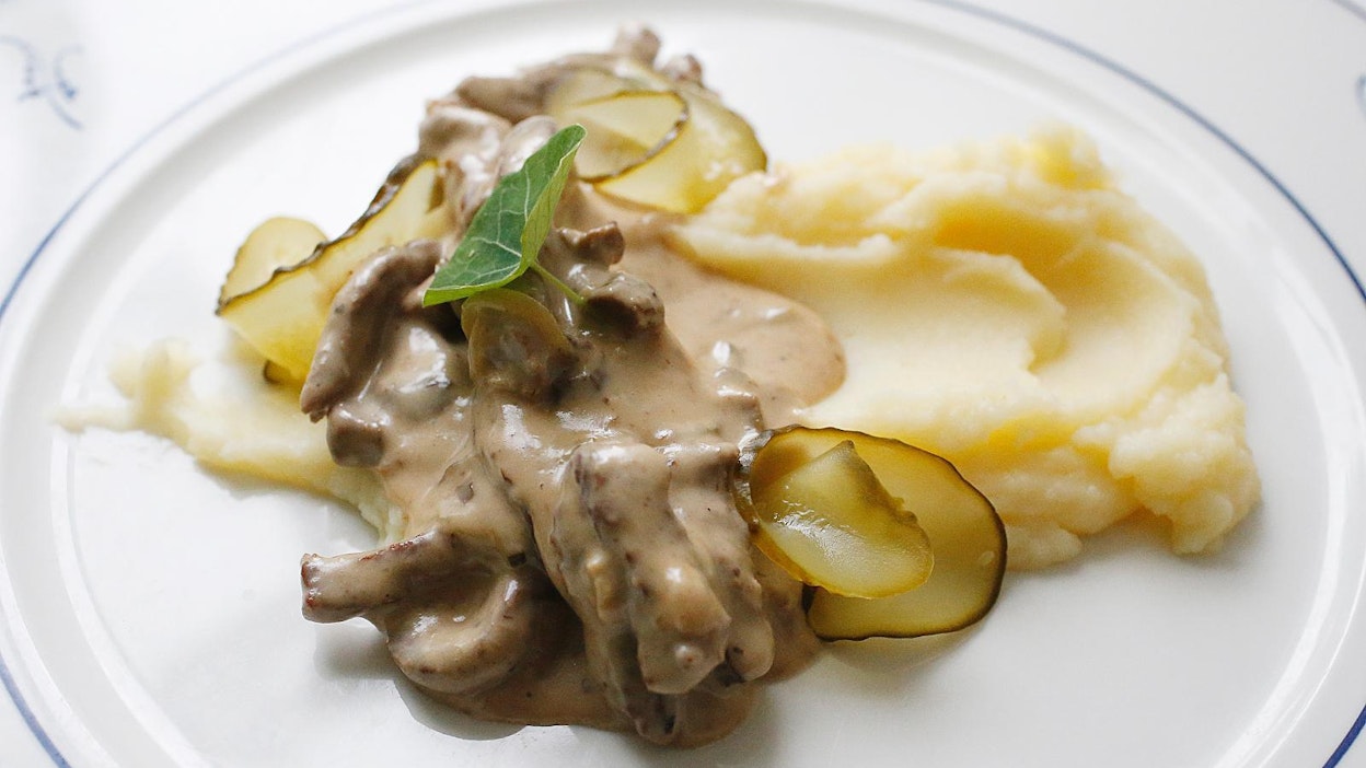 Stroganoffin keksi 1800-luvun puolivälissä kreivi Grigori Stroganovin ranskalainen kokki, joka yhdisti siinä ranskalaisen ja venäläisen keittiön – kastikkeen ja lihan.