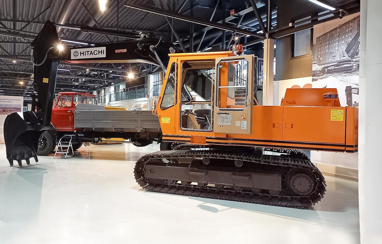 Rotatorilta saatiin näyttelyyn lainaan Hitachi UH081 -kaivinkone, joka on järjestyksessään toinen Suomeen myyty yksilö. Sen osti tuolloin forssalainen Unto Norri. Kone on vuodelta 1983, jolloin Hitachin maahantuonti alkoi.
