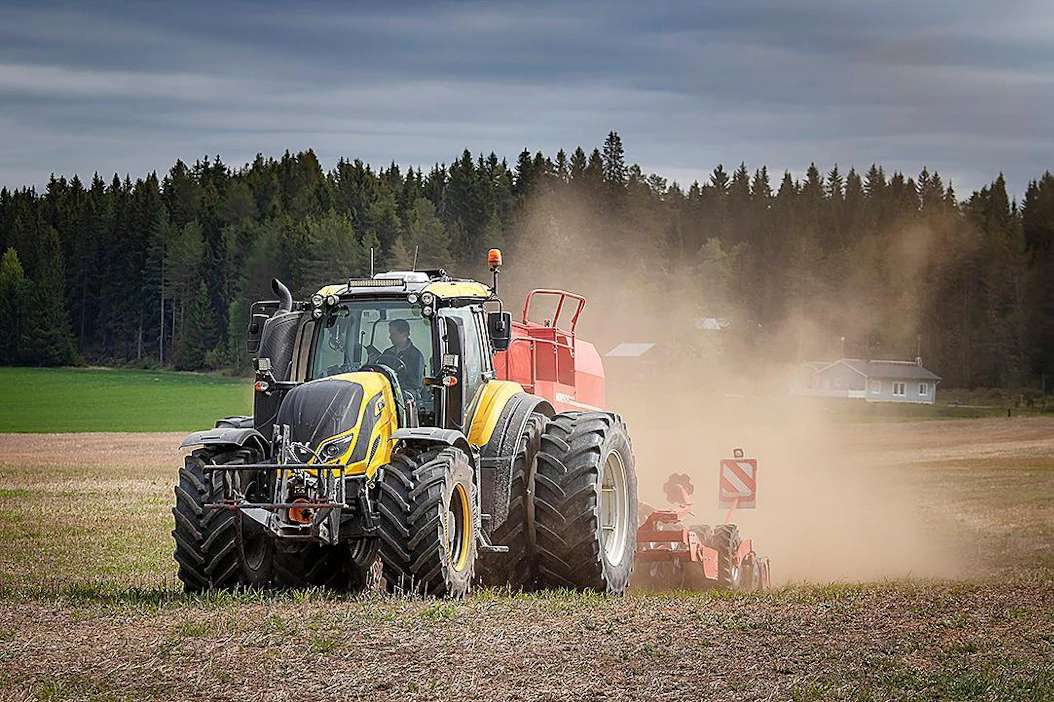 Liperiläinen Osmo Koponen teki täydennyskylvöjä maanantaina apilan siemenviljelyksillä hanhituhon vuoksi.