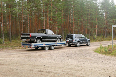 Brian James -trailerilla onnistuu myös ajoneuvojen kuljetus. Lavalle on lisävarusteena saatavana ajoneuvojen kuljettamista varten pikakiinnitteinen putki, joka toimii sekä rengaskiilana että yhtenä lisäsidontapisteenä.