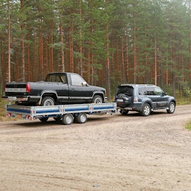 Brian James -trailerilla onnistuu myös ajoneuvojen kuljetus. Lavalle on lisävarusteena saatavana ajoneuvojen kuljettamista varten pikakiinnitteinen putki, joka toimii sekä rengaskiilana että yhtenä lisäsidontapisteenä.