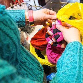 Business Finlandin edustajan mukaan Suomessa toimii paljon yrityksiä, jotka ovat tekemisissä kierrätetyn tekstiilikuidun kanssa. Kuvassa lajitellaan kierrätykseen annettuja vaatteita. Kuvituskuva.