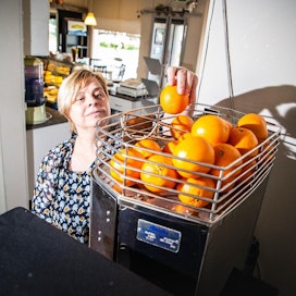Merja Mikkonen toi puolisonsa avustuksella appelsiinimehukoneen Portugalista kesällä 2016, sillä tuolloin sellaisia ei Suomesta sopuhintaan saanut. Pariskunta joutui lentokentällä selittelemään, miksi heidän matkalaukkunsa olivat niin painavat.