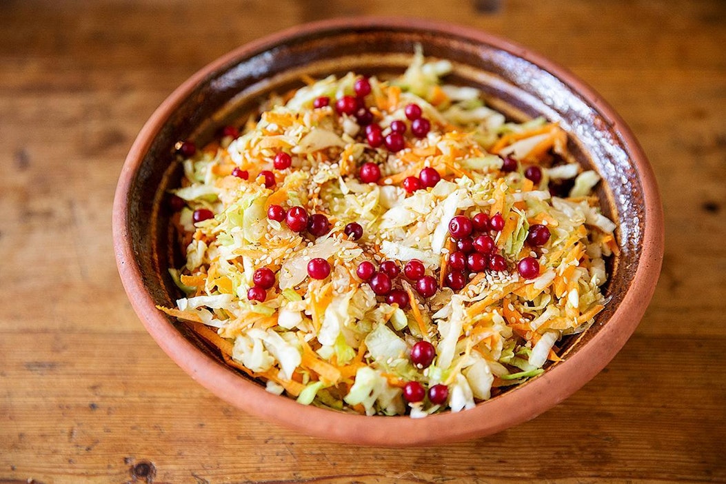 Paahdetut seesaminsiemenet ja puolukka ryydittävät kaalisalaattia.