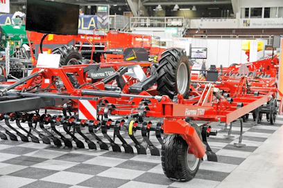 Tumen hybridiäes Harrow T600 on pitkä työlaite. Piikit ovat kuudessa rivissä siten, että väli kasvaa ajosuunnassa taaksepäin ollen ensin 60, 65, 70, 75 ja lopulta 80 senttiä. Piikkijako on 15 senttiä ja käytössä on kuvassa 21-senttinen hanhenjalkaterä, jossa kärki on kiinnityspisteen etupuolella. Siirtoajopyörät saadaan kokonaan ylös. Erikoista laitteessa ovat Expanderit kriittisissä nivelissä – niillä saadaan välykset pois vuosienkin päästä.