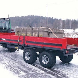 Traktori-perävaunuyhdistelmän jarrutustutkimus meneillään MTT/Vakolan jäisellä koeajoradalla tammikuussa 2001. Traktori Valtra 8950 ja perävaunu Kipa 120 T. Mitta uslaitteistolla pystytään tallentamaan esimerkiksi jarrutusmatka, hetkellinen nopeus, hidastuvuus, poljinvoima, perävaunun jarrupaine, traktorin ja perävaunun välinen kulma sekä jarrujen lämpötila. Koeajoperävaunun jarrujärjestelmässä oli palloventtiilit, joilla jarrut saatiin vaikuttamaan telin etu- tai takapyöriin tai kaikkiin pyöriin.