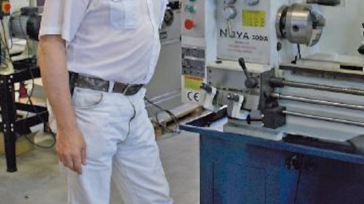 Yrityksen perustaja Heikki Kulju esittelee Nova 300 ‑sorvia, joka on eräs eniten myydyistä malleista.  Myytäviin koneisiin voi tutustua yrityksen toimitiloissa Lapualla.